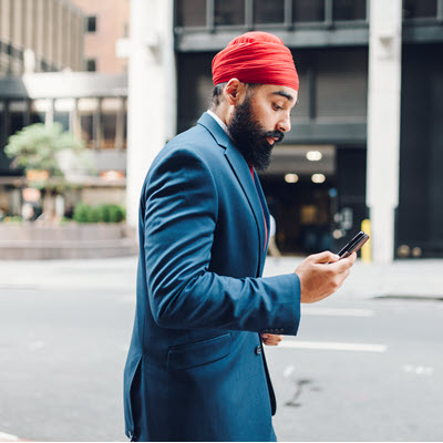 Voyez comment le fait de choisir une assurance vie entière avec participation Équimax peut aider Raj à planifier l'avenir de sa famille.